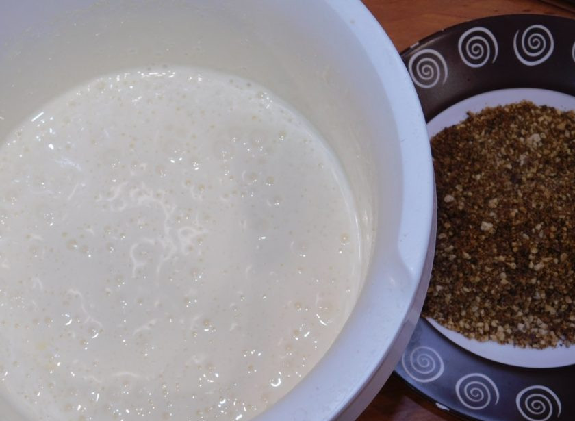 1. Этап. Торт Михалыч: Вмешайте молотые и обжаренные орехи.