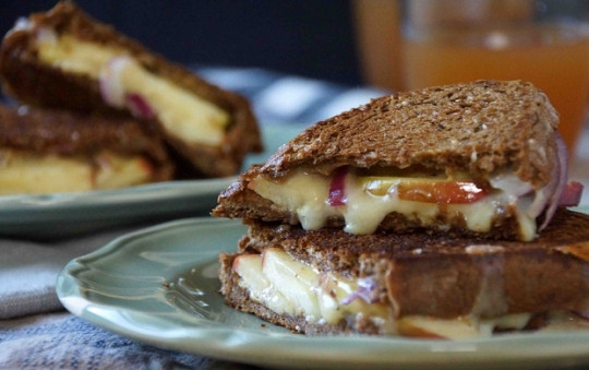 1. Этап. Сэндвич с сыром, яблоком и луком: 4. Перед подачей каждый сэндвич с сыром, яблоком и луком можно нарезать пополам. Приятного аппетита!