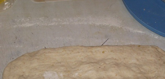 1. Этап. Багет с луком: 5. Когда тесто увеличится в объеме в два раза - обминаем его и раскатываем.