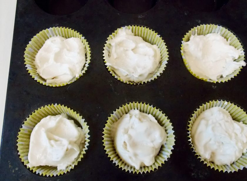 1. Этап. Кексы из мороженого: Бумажные формочки для кексов вложите в форму для маффинов. Переложите тесто в формочки на 3/4 высоты.