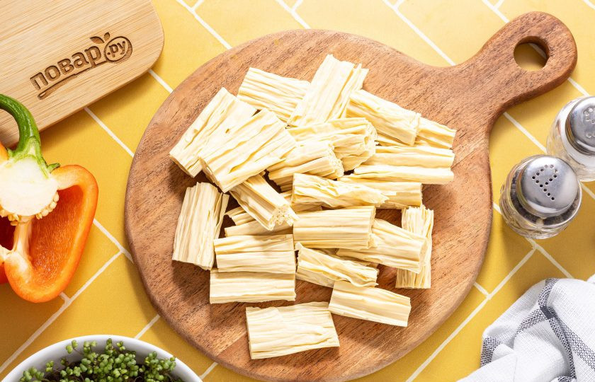 1. Этап. Соевая спаржа с овощами: Слейте воду со спаржи, отожмите и нарежьте на небольшие кусочки.