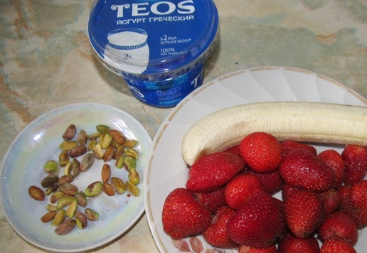 1. Этап. Салат с клубникой и бананом: Приготовить продукты. Очистить банан, клубнику помыть и удалить хвостики. Фисташки измельчить.