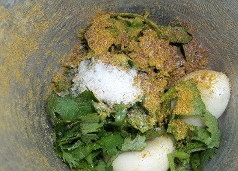 1. Этап. Красная фасоль Лобио: Выкладываем в ступку чеснок, кинзу, перец, уцхо сунели, кориандр и щепотку соли.