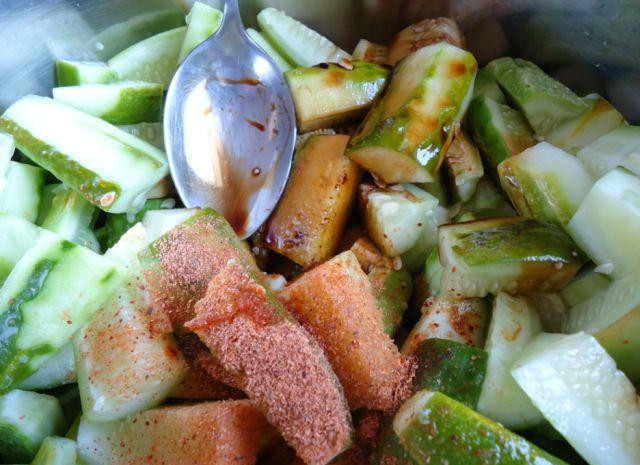 1. Этап. Огурцы по-корейски: Затем выливаем выделившийся сок и добавляем в огурцы соевый соус, уксус и чили перец.