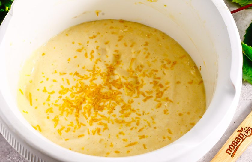 1. Этап. Лимонно-ягодный торт: Ошпарьте лимон и натрите цедру с его половины в тесто, стараясь не задевать горький белый слой под ней. Аккуратно перемешайте.