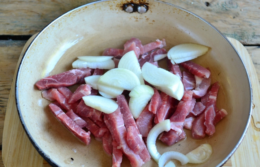 1. Этап. Салат Чафан: Обжарьте мясо вместе с луком до готовности.