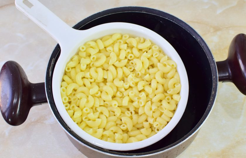 1. Этап. Куриная печень с макаронами: Одновременно варите макароны. Опустите их в кипящую воду и варите до готовности, примерно 10-12 минут. Подсолите. Макароны увеличатся в размере и станут мягкие. Откиньте их на дуршлаг и пролейте холодной водой.