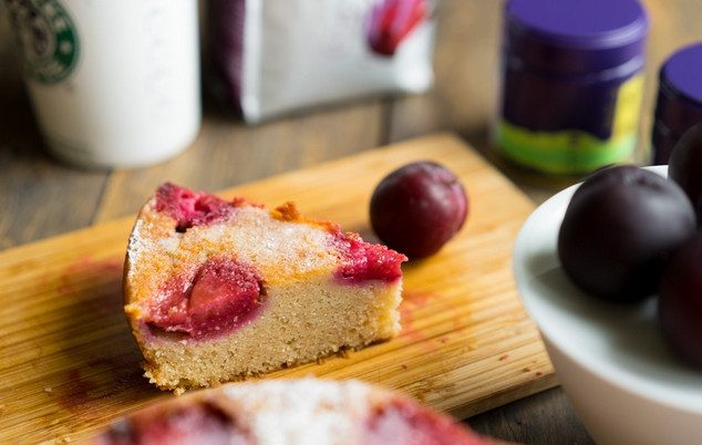 1. Этап. Пирог со сливами на скорую руку: 4. А теперь просто посмотрите, до чего красиво и вкусно получается!