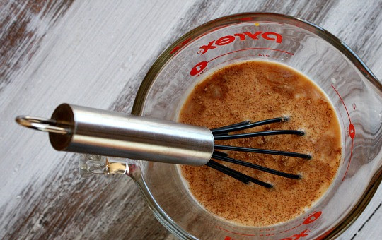 1. Этап. Кофе латте: 2. Смешаем молоко, сахар, ванильный экстракт, жидкие сливки и корицу (если любите).