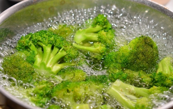 1. Этап. Запеканка с брокколи и фаршем: Вскипятите подсоленную воду, отварите в ней брокколи в течение 5 минут. Затем слейте эту воду и поместите овощ в ледяную. Дайте стечь всей воде. Разморозьте фарш.