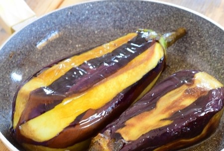 1. Stage. Turkish eggplant: Heat a tablespoon of oil in a pan and fry the eggplants on each side for 5 minutes.