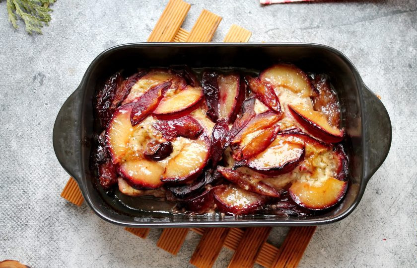 1. Этап. Индейка со сливами в духовке: Закройте форму фольгой и поставьте в горячую духовку и запекайте в течение 25-30 минут. Уберите фольгу и запекайте еще 5-10 минут. Готовую индейку со сливами достаньте из духовки и сразу подавайте к столу.