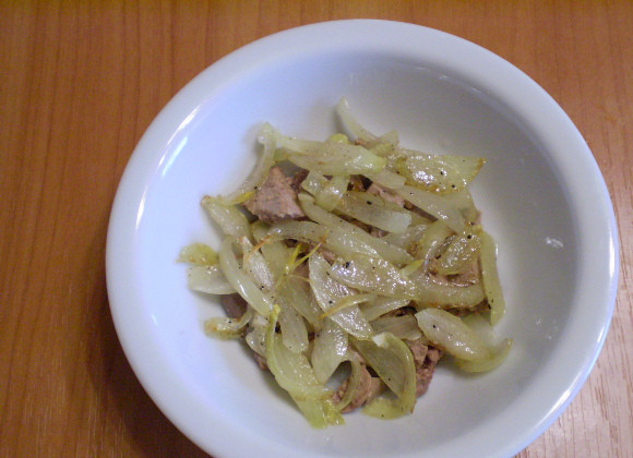 1. Этап. Салат с печенью куриной слоеный: 6. Сверху половину жареного лука, часть жира от жаренья.