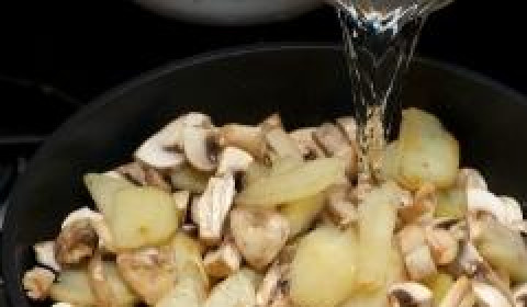 1. Этап. Жареная картошка с грибами: Добавить грибы к картошке и влить стакан тёплой кипячёной воды и продолжать тушить под крышкой около 10-12 минут.