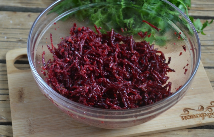 1. Этап. Свекла по-корейски: 6. Хорошо перемешайте все и отправьте в холодильник минимум на 3 часа. По истечении этого времени свекла по-корейски будет готова к использованию.