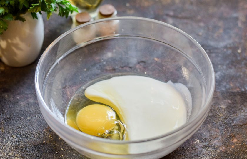 1. Этап. Оладьи из кус-куса: В миску вбейте куриное яйцо, добавьте кефир.