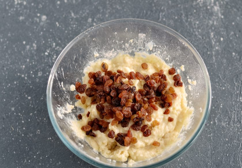 1. Этап. Сырники из пшенки: Измельчите блендером пшенку вместе с сиропом топинамбура и мукой. Добавьте изюм и перемешайте.