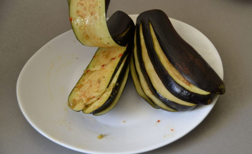 1. Этап. Баклажаны Жар-птица: Натрите чесночно-масляной смесью баклажаны изнутри, каждую пластинку с обеих сторон.