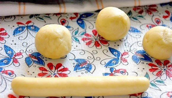 1. Этап. Сушки домашние: От теста отделите кусочки, величиной с грецкий орех, затем раскатайте каждый кусочек в жгутики.