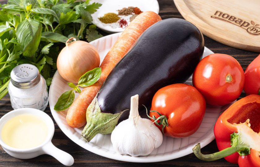 1. Этап. Аджапсандал с баклажаном и чесноком: Подготовьте все ингредиенты.