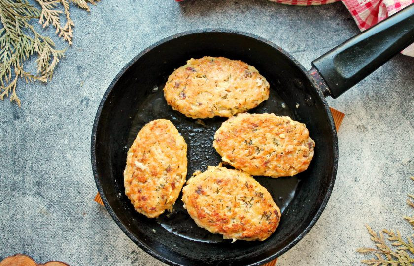 1. Этап. Котлеты из горбуши: Рыбный фарш хорошо отбейте и сформируйте рыбные котлеты. В сковороду налейте растительное масло и разогрейте на среднем огне. Выложите котлеты и обжаривайте до готовности, примерно по 4-6 минут с каждой стороны на медленном огне под крышкой. Готовые котлеты снимите со сковороды и сразу подавайте к столу.