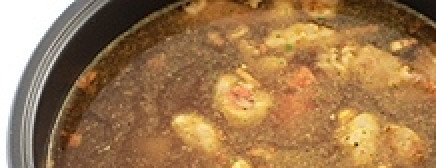 1. Этап. Суп с мясом в мультиварке: Вливаем воду, оставляя сверху пару сантиметров.