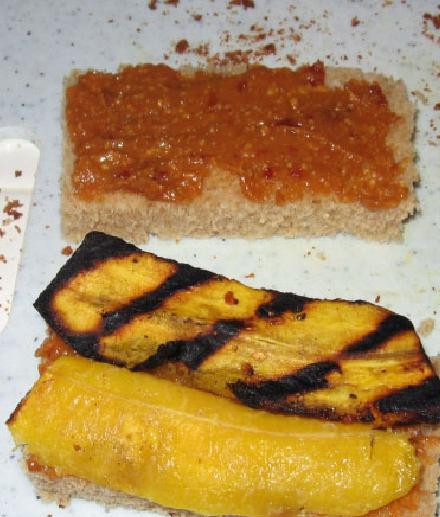 1. Этап. Вельветовый Элвис (Velvet Elvis): Закрываем банан двумя кусочками хлеба с арахисовым маслом.