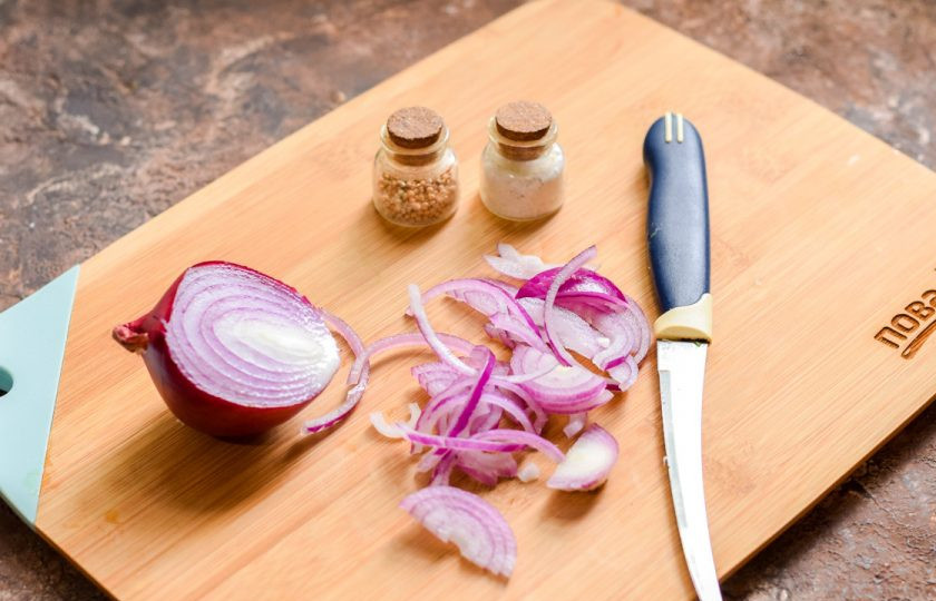 1. Этап. Брускетты с мидиями: Красный лук очистите и сполосните, нарежьте тонкими полукольцами.