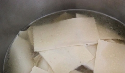 1. Этап. Башкирский бешбармак: Отварите лапшу в бульоне (в котором варилось мясо).