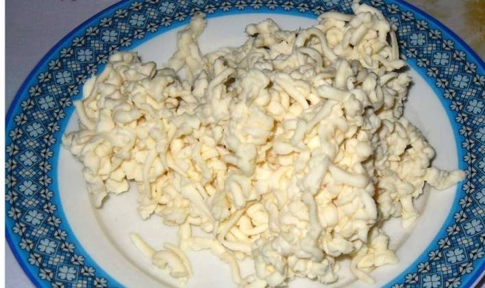 1. Этап. Тарталетки на праздничный стол: 1. Если вы хотите приготовить закуску на скорую руку - тарталетки на праздничный стол станут отличным решением. Итак, натираем плавленый сыр на среднюю или мелкую терку.