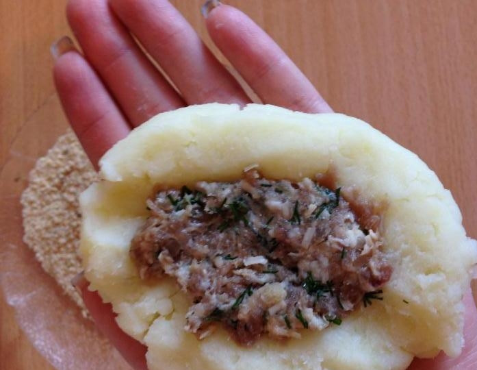 1. Этап. Картофельные зразы с фаршем в духовке: Налепите зразы: из картофельного пюре сформируйте лепешку, выложите в середину фарш, залепите еще пюре и сделайте продолговатый зраз. Все зразы обваляйте в панировочных сухарях.