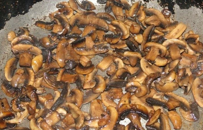 1. Этап. Мексиканская смесь: 2. Сковороду разогреваю с растительным маслом, обжариваю на ней грибы до готовности.