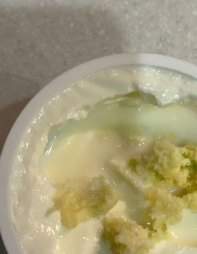 1. Этап. Салат Покоритель сердец: Для заправки салата в греческий йогурт добавить чеснок, соль по вкусу и заправить этим соусом салат