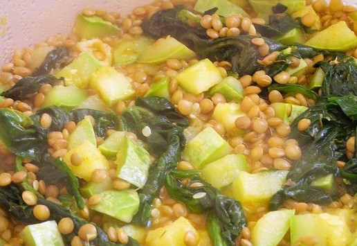 1. Этап. Чечевица с кабачками и шпинатом: Приправьте блюдо по вкусу.