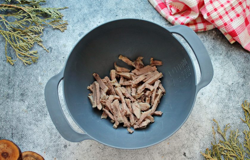 1. Этап. Салат с говяжьим языком и курицей: Отварной говяжий язык порежьте соломкой и выложите в салатник.