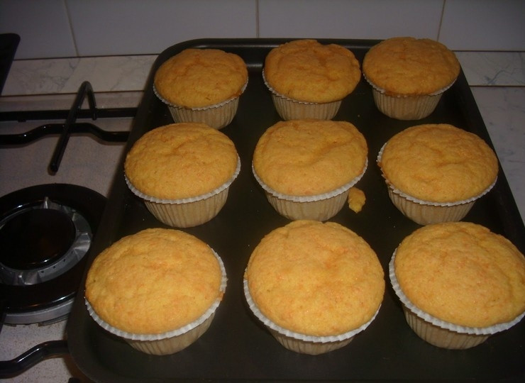 1. Этап. Простые морковные кексики: 8. Выпекайте в духовке при 170 градусах, пока кексы не станут золотистыми.