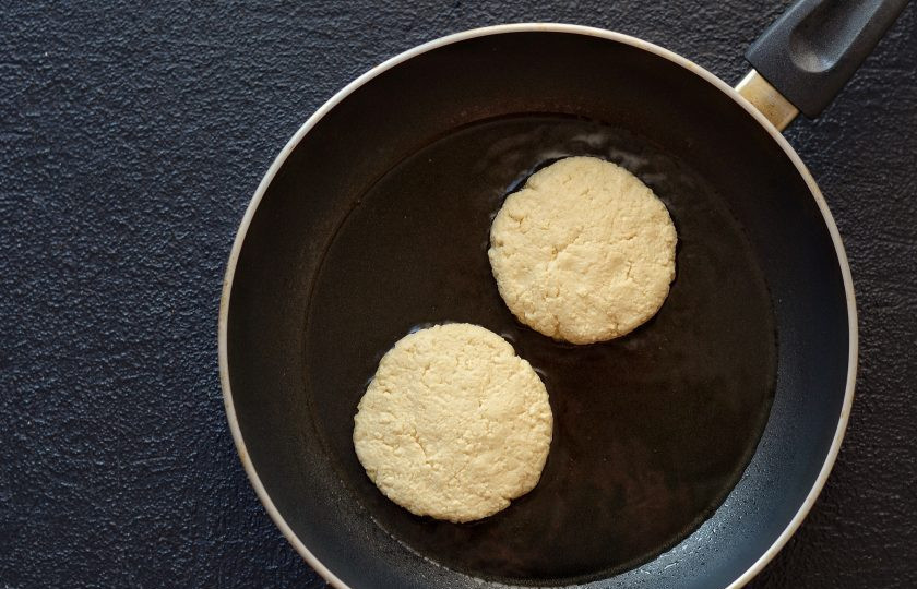 1. Этап. Сладкий бургер: Сформируйте из массы котлетки и обжарьте их на среднем огне.