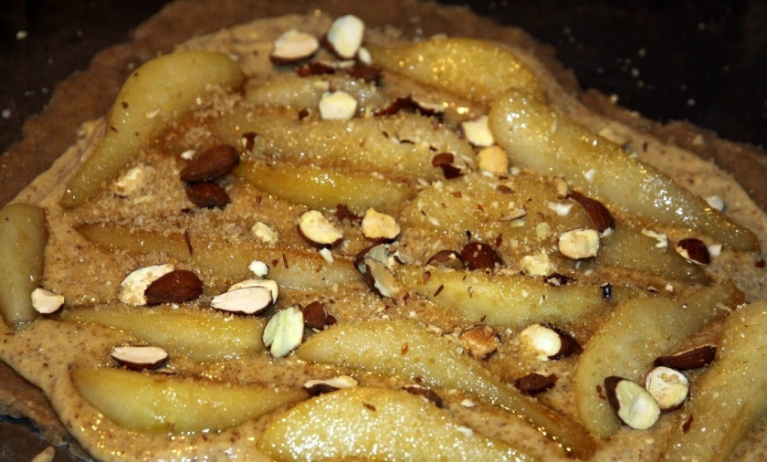 1. Этап. Грушевый пирог с франжипаном: Посыпьте груши сверху дробленым миндалем и тростниковым сахаром. Запекайте в духовке при температуре 180 градусов до тех пор, пока на грушах не появится коричневая карамельная корочка. Готовый пирог остудите и при подаче полейте грушевым соусом.