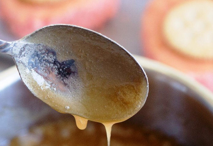 1. Этап. Клубничная тянучка: Теперь приготовим карамель – растопите в кастрюле сливочное масло, добавьте коричневый сахар и, помешивая, томите на слабом огне в течение 10 минут. Сахар должен полностью раствориться. Полейте печенье карамелью и поставьте в холодильник для застывания.