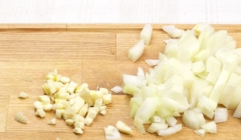 1. Этап. Каннеллони с курицей и грибами: 1. Грибы и куриный фарш смешиваем до однородной консистенции в блендере. Лук и чеснок чистим и мелко нарезаем.