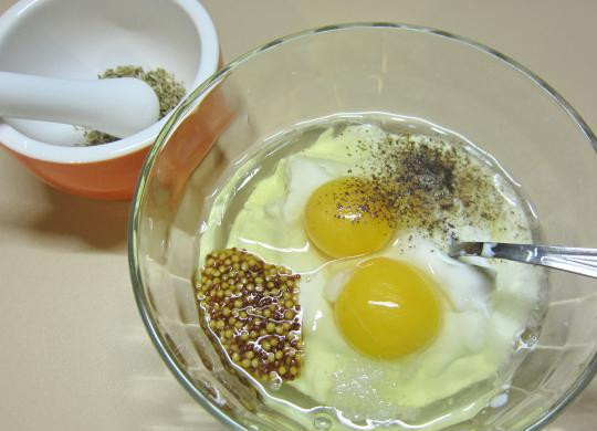 1. Этап. Треска с брокколи в духовке: Теперь смешайте соус. В сметану добавьте яйца, соль, перец, горчицу (я взяла французскую) и специи. Лучше всего взять орегано и фенхель.