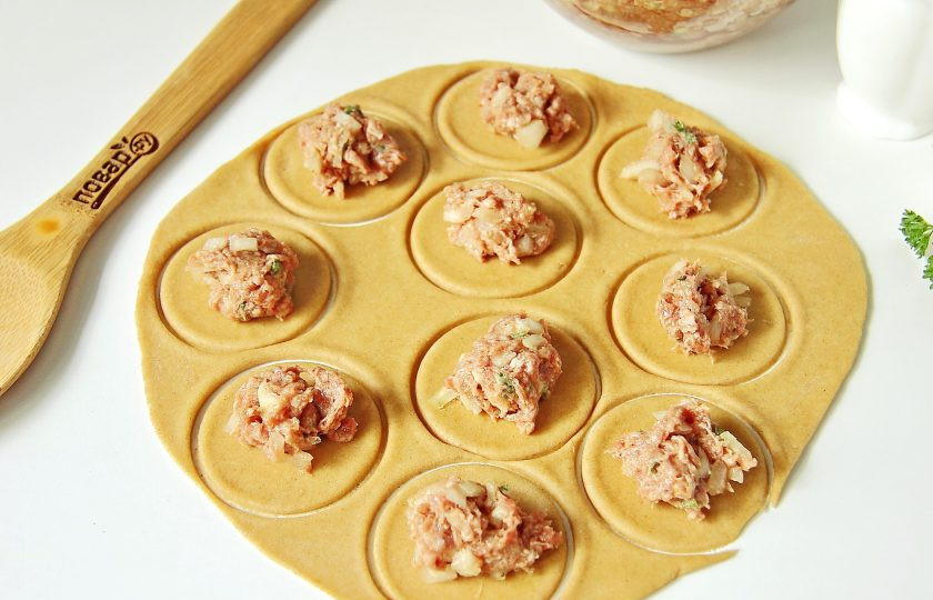 1. Этап. Пельмени из цельнозерновой муки: На середину кружка положите начинку из фарша. Сформируйте руками пельмень любым привычным способом.