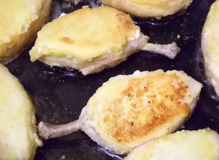 1. Этап. Котлеты Новомихайловские: Обжарьте в горячей сковороде с маслом в течение 5 минут до румяной корочки с двух сторон.