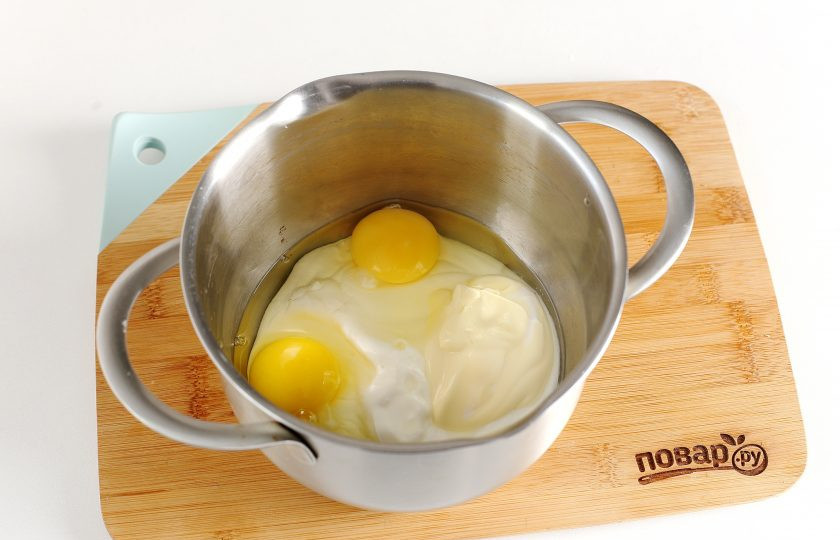 1. Этап. Паштида: Соедините сметану, майонез и яйца.
