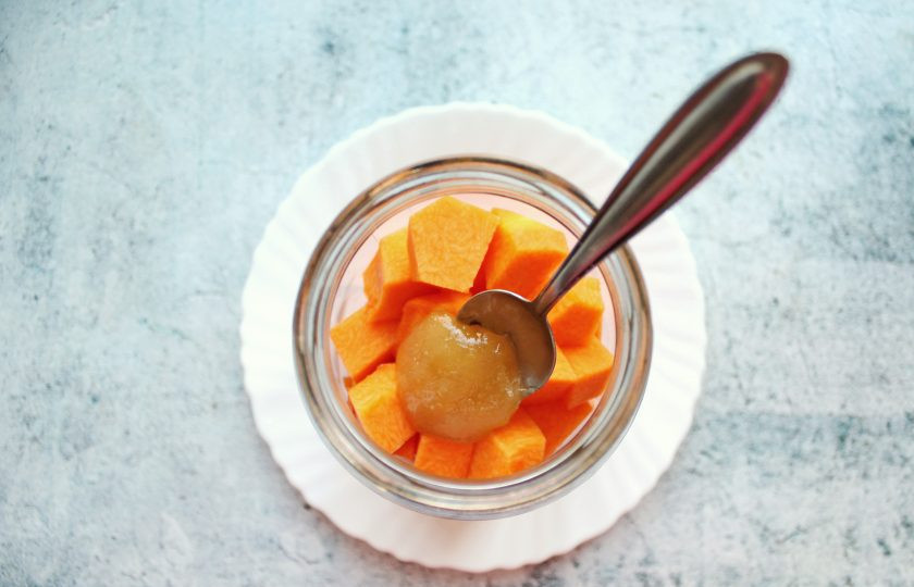 1. Этап. Самогон на тыкве: Добавьте к тыкве мед.