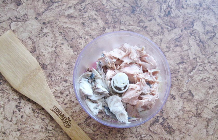 1. Этап. Паштет из скумбрии и горбуши: Добавьте туда же отварную горбушу и скумбрию, предварительно удалив косточки у рыбы.