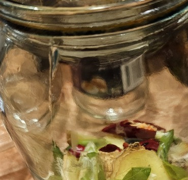 1. Этап. Маринованные куриные яйца по корейски: Овощи измельчить, чеснок нарезать поместить в банку, где будут мариновать яйца.