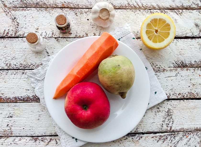 1. Этап. Редька с чесноком и морковью: Подготовьте все необходимые ингредиенты. Яблоко возьмите лучше кисло-сладкое.