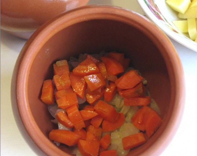 1. Этап. Свинина тушеная в горшочке: 9. Следом идет морковь.