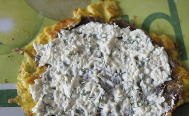 1. Этап. Бризоль с сыром: Готовую лепешку выкладываем яичным слоем вниз и намазываем приготовленной сырной начинкой.